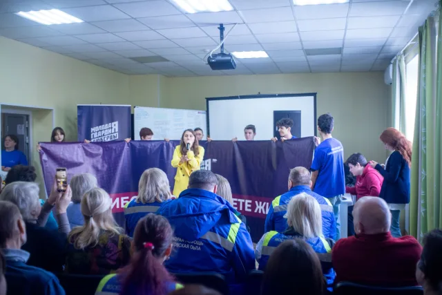 Молодогвардейцы Люберец поздравили фельдшеров с профессиональным праздником