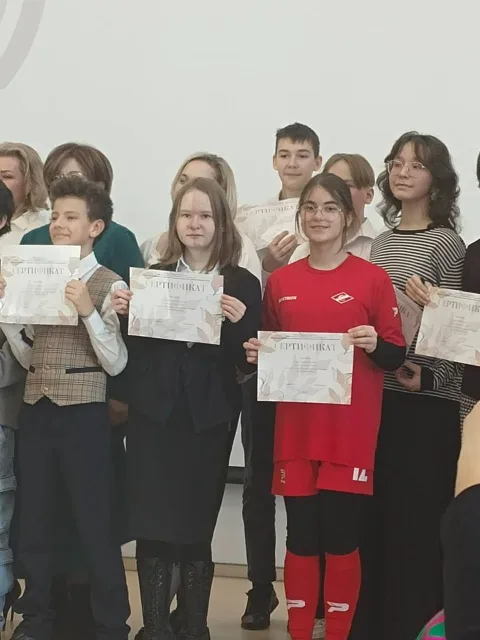 Активисты «Единой России» поздравили воспитанницу ФШ «Спартак» с победой в муниципальном конкурсе