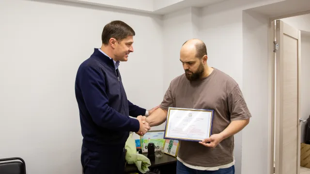 Владимир Волков вручил благодарственное письмо волонтеру, эвакуировавшему мирных жителей из Харьковской области