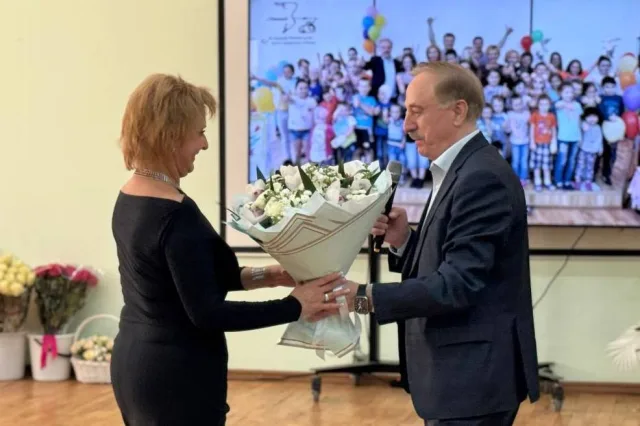 Владимир Ружицкий поздравил с юбилеем главного врача МОЦОМД Татьяну Мельник
