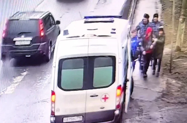 Сотрудники Росгвардии Люберец оказали помощь молодому человеку, который внезапно почувствовал себя плохо на улице