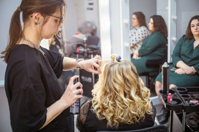 «Единая Россия» организовала День красоты для жен военнослужащих из Люберец