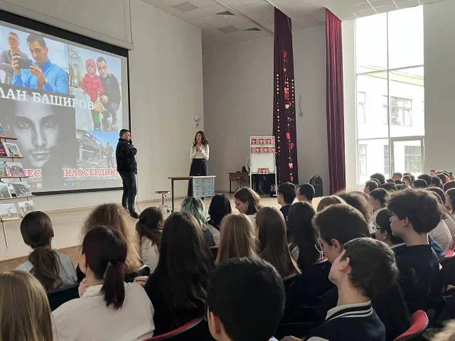 Член Общественной палаты Барсукова А.А. провела встречу учащихся гимназии №46 с поэтом и волонтером Русланом Башировым