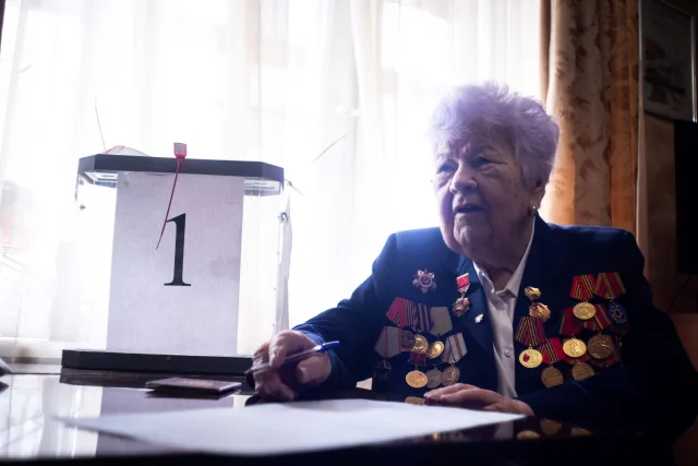 Участница ВОВ Адельфина Мазятова из городского округа Люберцы приняла участие в голосовании на дому