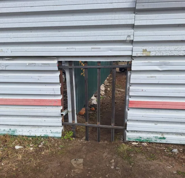 Более 10 проломов в ограждениях железнодорожных путей устранили в Люберцах за неделю