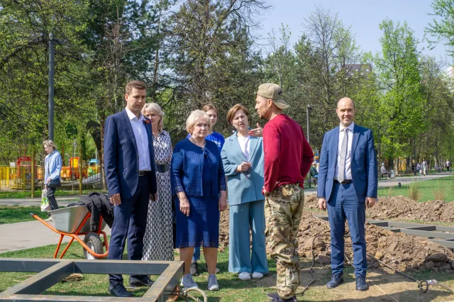 Депутат Мособлдумы Лидия Антонова проверила ход благоустройства Наташинского парка в Люберцах