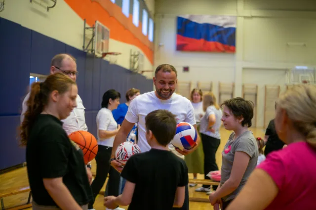 Люберецкие депутаты передали спортивный инвентарь детям с ОВЗ