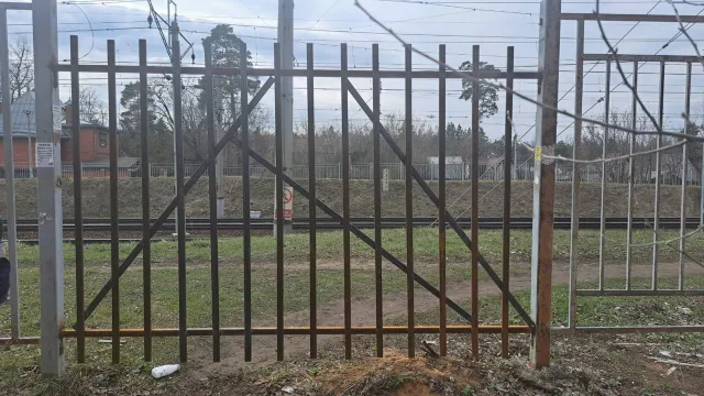 Более 60 опасных троп через железнодорожные пути ликвидировали в Люберцах с начала года