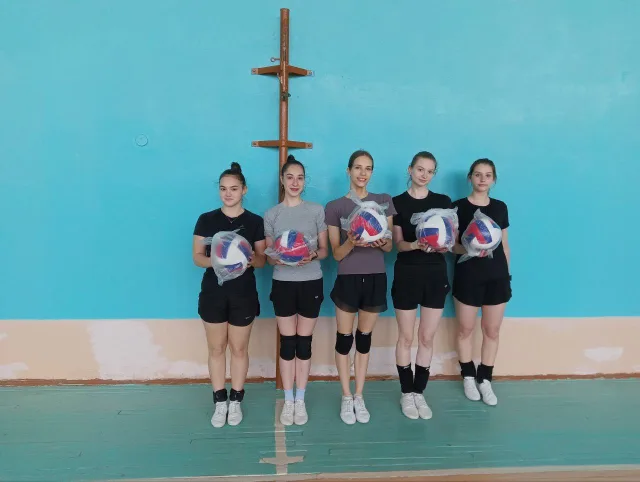 Дмитрий Кудинов подарил юным спортсменам Донецка комплекты мячей