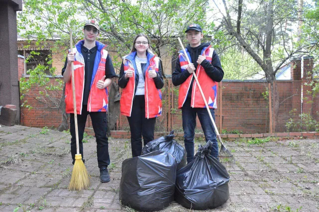 Волонтёры Люберец очистили от мусора придомовую территорию у ветерана ВОВ
