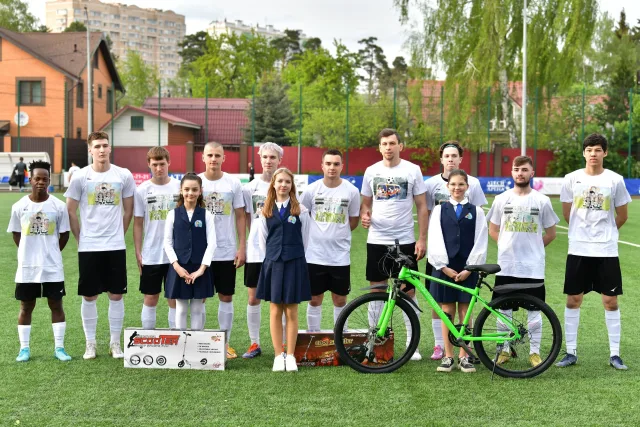 Победителю конкурса «Моя футбольная команда, мои Люберцы» вручили велосипед