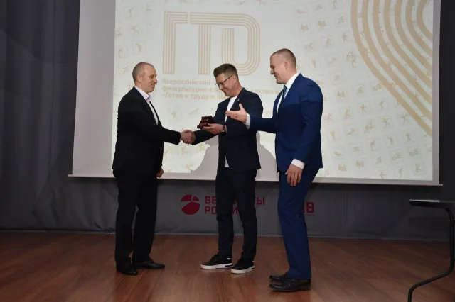 Знаки отличия ВФСК ГТО вручили сотрудникам НЦВ им. М.Л. Миля и Н.М. Камова в Люберцах