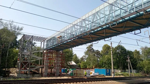 Остекление надземного перехода через железную дорогу завершили в Люберцах