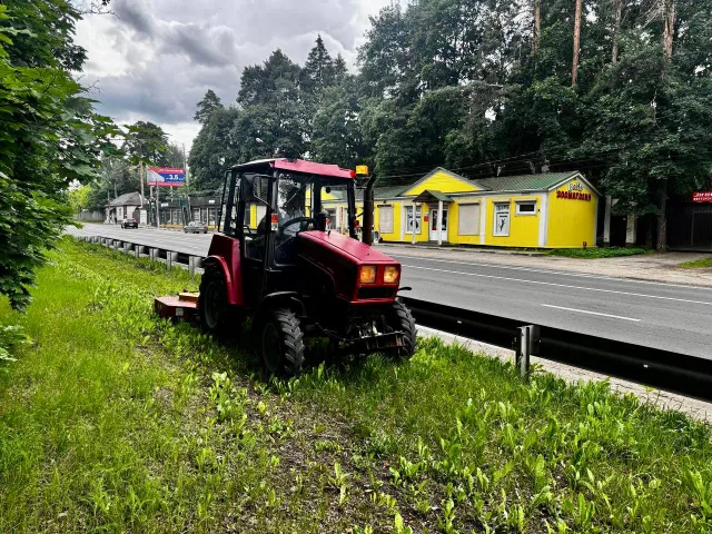 На Быковском шоссе в поселке Люберец на текущей неделе провели окос травы