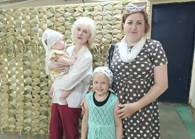 Маскировочные сети для бойцов СВО плетёт семья из Люберец