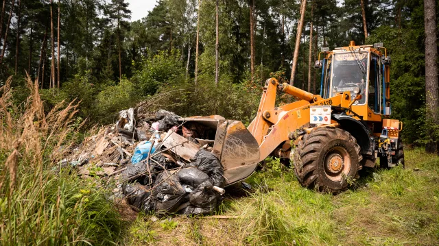 Очередную несанкционированную свалку ликвидировали вблизи деревни Люберец