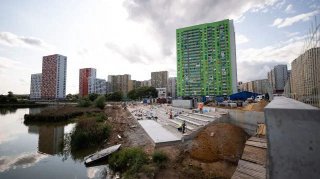 К обустройству экотропы и амфитеатра приступили в парке «Дружба» у озера Чёрное в Люберцах