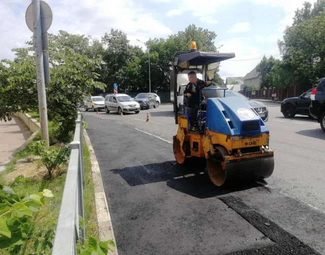 Проезжую часть возле дома №61 на ул. Карла Маркса в поселке Люберец расширят до конца августа