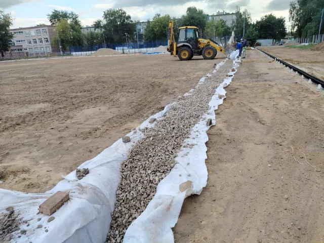 Основания под беговые дорожки и трибуны готовят специалисты на стадионе «Труд» городского округа Люберцы