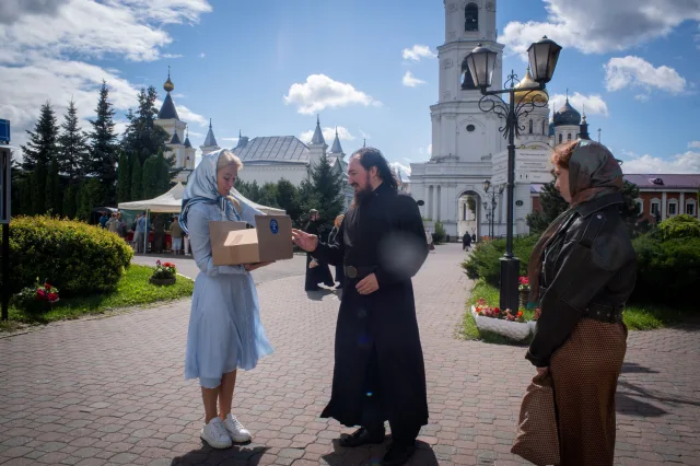 Актив «Единой России» передал канцелярию в Николо-Угрешский монастырь