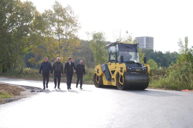 Укладка асфальта ведется на дороге, которая свяжет Дзержинский и Лыткарино
