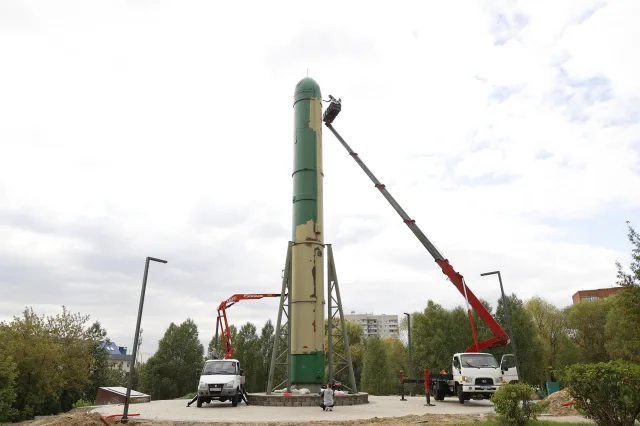 Начались работы по покраске памятника «Создателям ракетного щита России» в Дзержинском Люберец