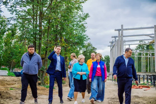 В Малаховке партийцы проверили ход реконструкции Летнего парка: новые площадки и Летний театр будут готовы этой осенью