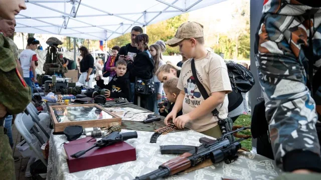 Ветераны СВО в Дзержинском провели выставку оружия и наград времён ВОВ