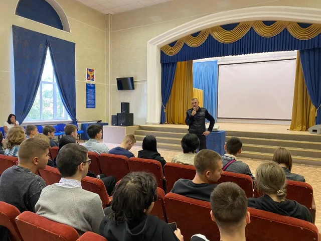 Полицейские Люберец напомнили студентам техникума об ответственности за приобретение, хранение наркотиков