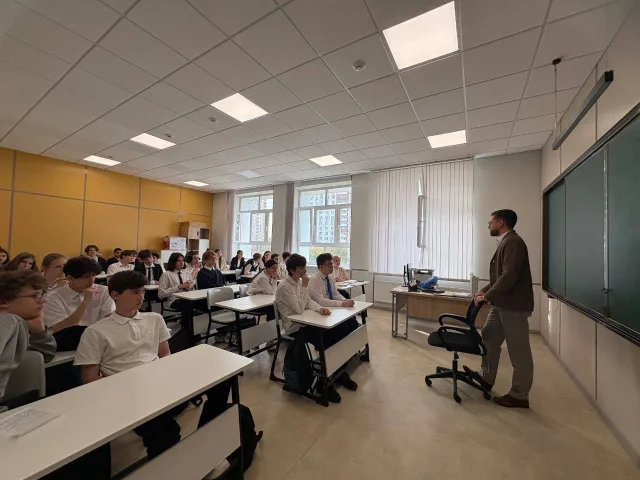 Депутат Алексей Кочетков провел бизнес-урок для дзержинских школьников