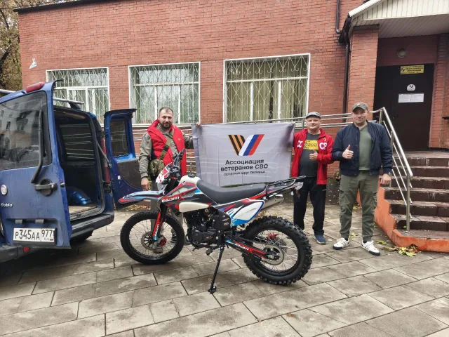 Бойцу из Люберец передали кроссовый мотоцикл для выполнения боевых задач