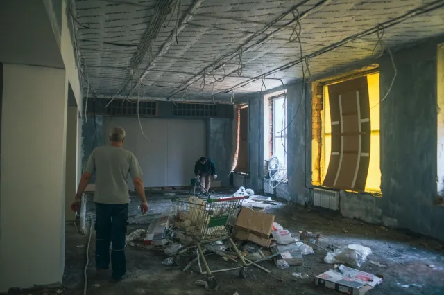 Работы по отделке стен стартовали в Центральной библиотеке им. Есенина Люберец 