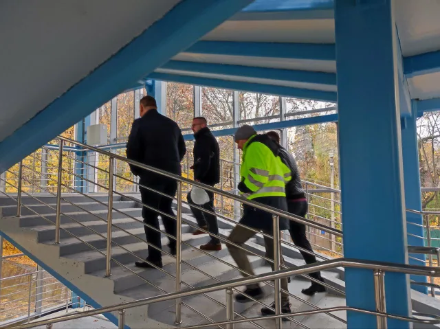 Движение открыли по надземному пешеходному переходу через железнодорожные пути в поселке Люберец