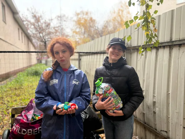 «Единая Россия» собрала 300 кг пластиковых крышек: молодогвардейцы Люберец передали сырьё на переработку