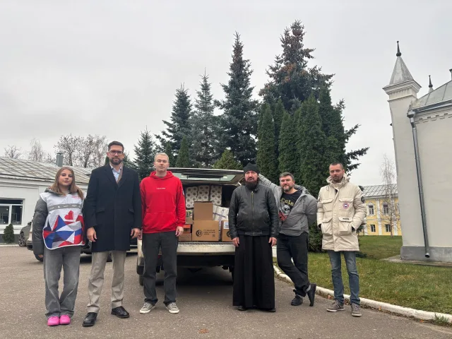 Маскировочные сети, средства гигиены и медикаменты передали волонтеры Дзержинского в зону проведения СВО