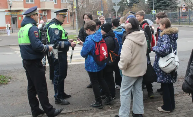 Сотрудники ГАИ во время акции рассказали жителям Люберец правила безопасности на дорогах