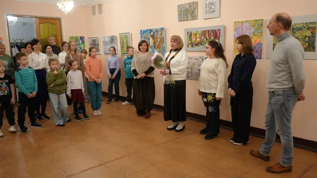 Порядка 50 работ представлено на выставке «Абстрактный ракурс» в Культурно-эстетическом центре Дзержинского