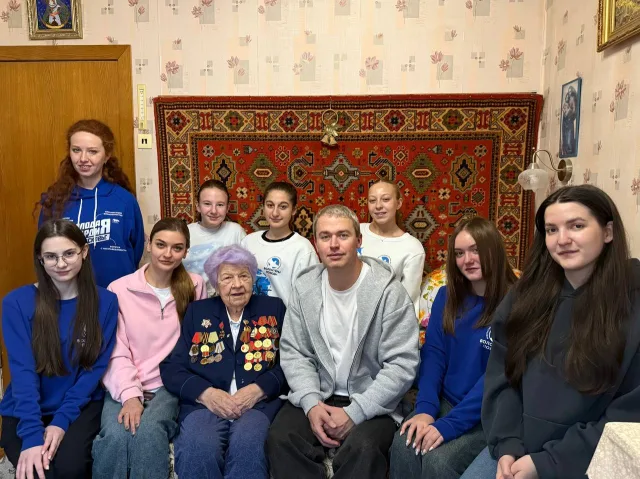Активисты «МГЕР» и «Волонтеры Победы» навестили ветерана ВОВ из Дзержинского Адельфину Мазятову