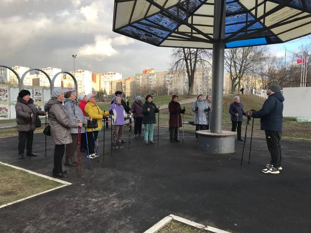 Для участников проекта «Активное долголетие» из Дзержинского провели мастер-класс по скандинавской ходьбе