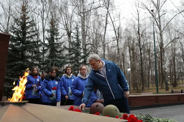 В Дзержинском городского округа Люберцы возложили цветы к Вечному огню в память о Неизвестном солдате