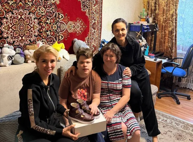 Депутат окружного Совета Екатерина Исаева передала ребенку с ДЦП ортопедическую обувь