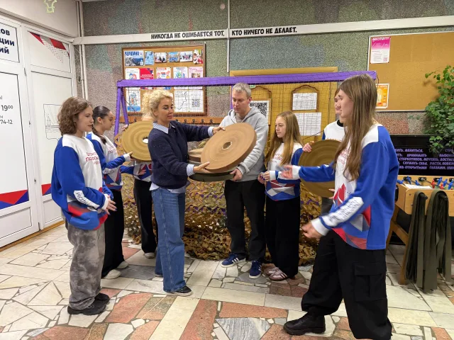 Партийцы и сторонники «Единой России» передали люберецким волонтерам материалы для изготовления масксетей