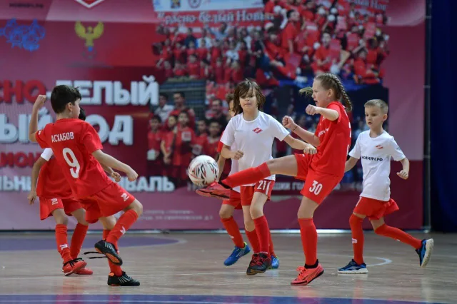 Более пятисот спортсменов приняли участие в футбольном фестивале «Красно-белый Новый год» в Люберцах