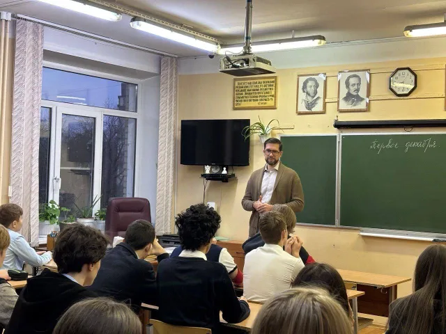 Алексей Кочетков провел встречу с учащимися старших классов Дзержинского