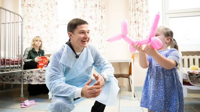 Юных пациентов детской больницы в Люберцах поздравили с наступающим Новым годом