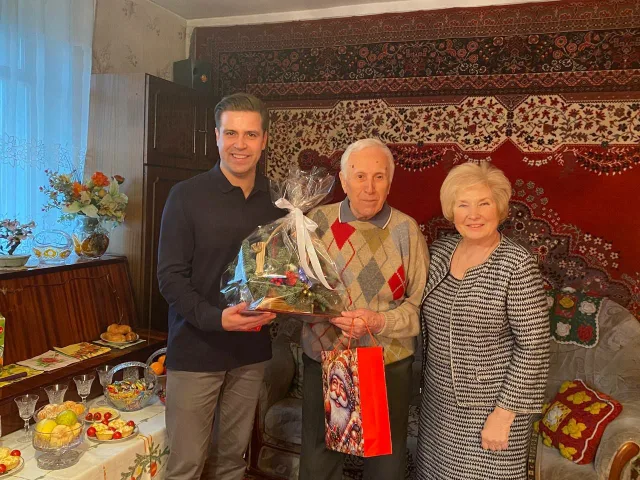 Партийцы поздравили с Новым годом ветерана Великой Отечественной войны в Люберцах