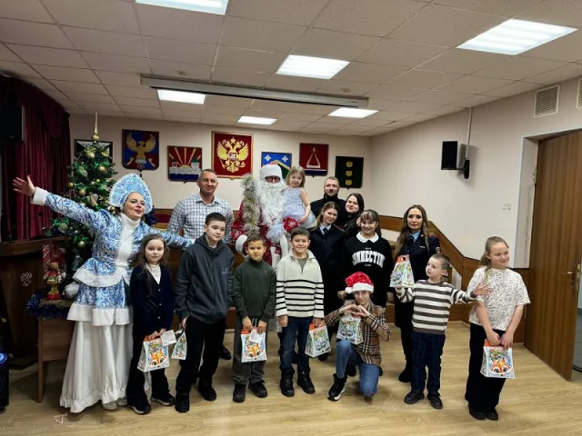 В Люберцах детей сотрудников полиции поздравили с Новым годом