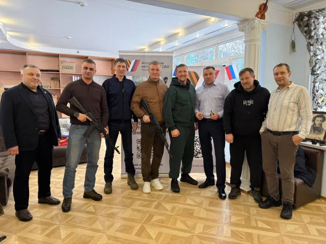 Два макета автомата Калашникова переданы ветеранам СВО Люберец для занятий со школьниками