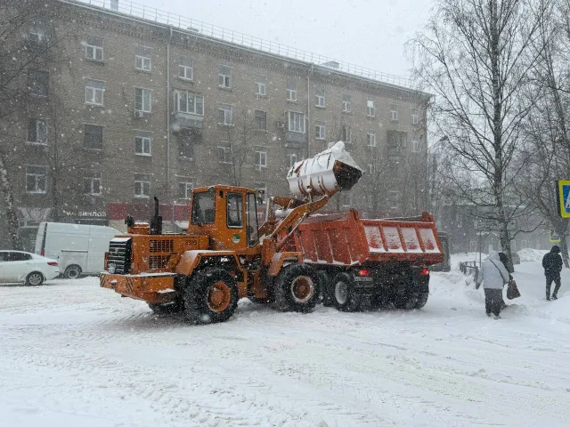 Свыше 130 единиц техники задействовано в Люберцах для очистки дорог от снега
