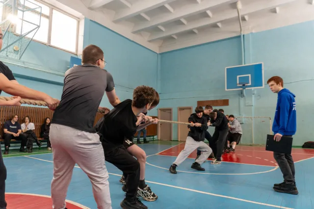 Порядка 50 люберецких студентов сразились в «Гвардейской машине» ко Дню защитника